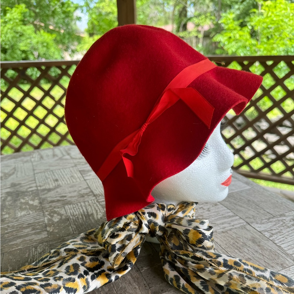 VINTAGE - genuine Effanem

Red 100% wool crusher hat featuring a red ribbon